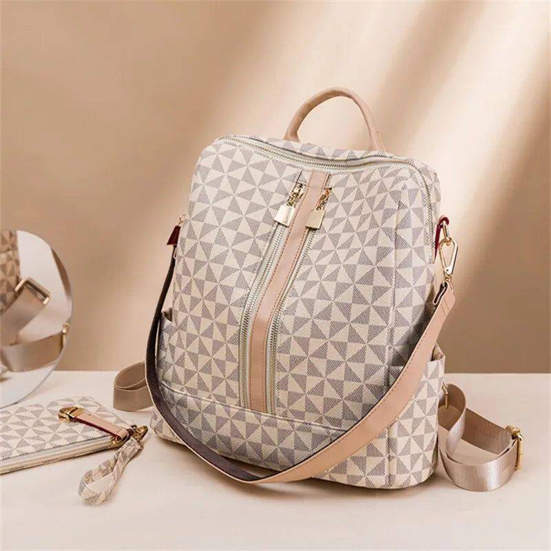 Alt text: Bolsa mochila feminina preta com detalhes geométricos em couro.
