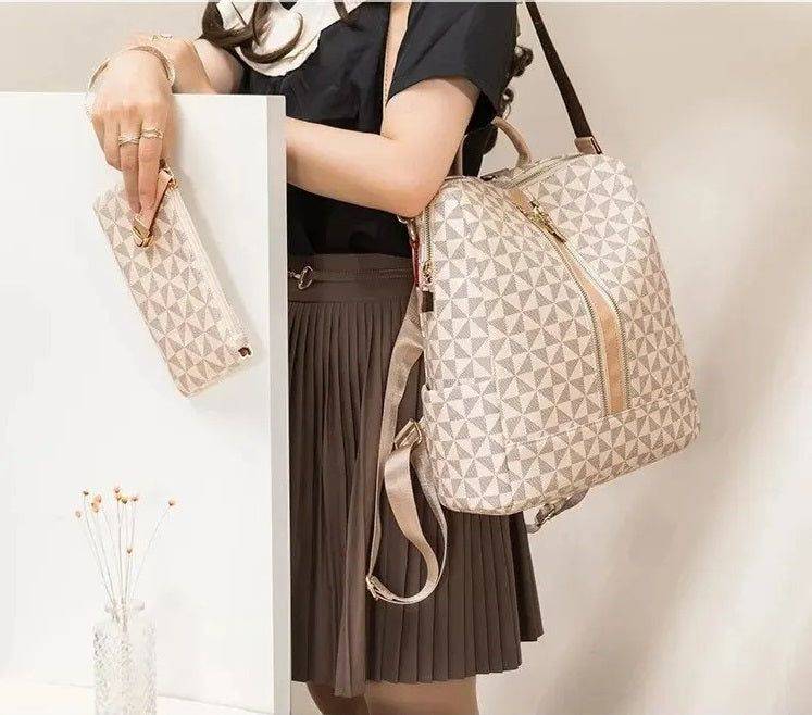 Alt text: Bolsa Mochila Feminina Preta em Couro Sintético com Detalhes Geométricos.