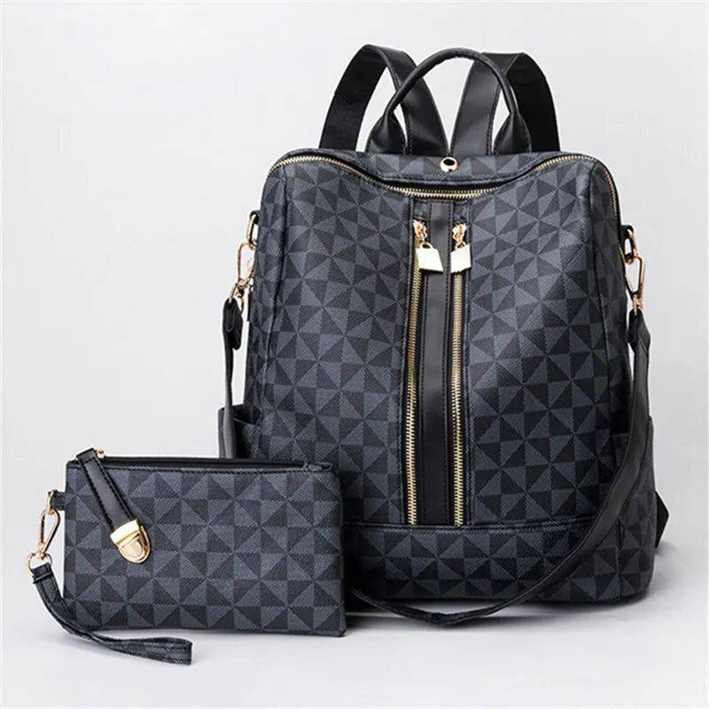 Alt text: Bolsa mochila feminina preta com detalhes geométricos em couro.