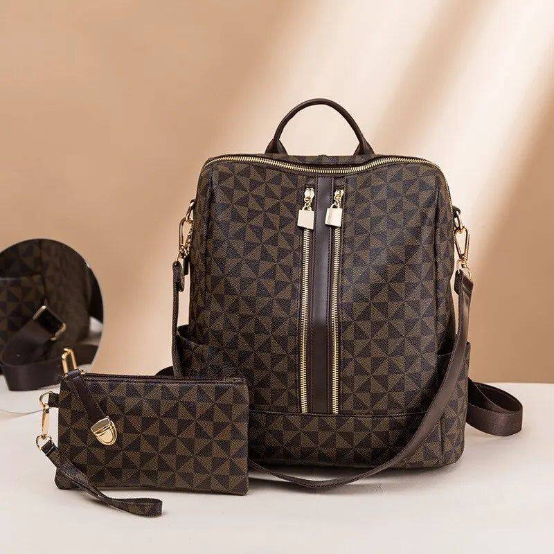 Alt text: Bolsa mochila feminina preta com detalhes geométricos em couro.
