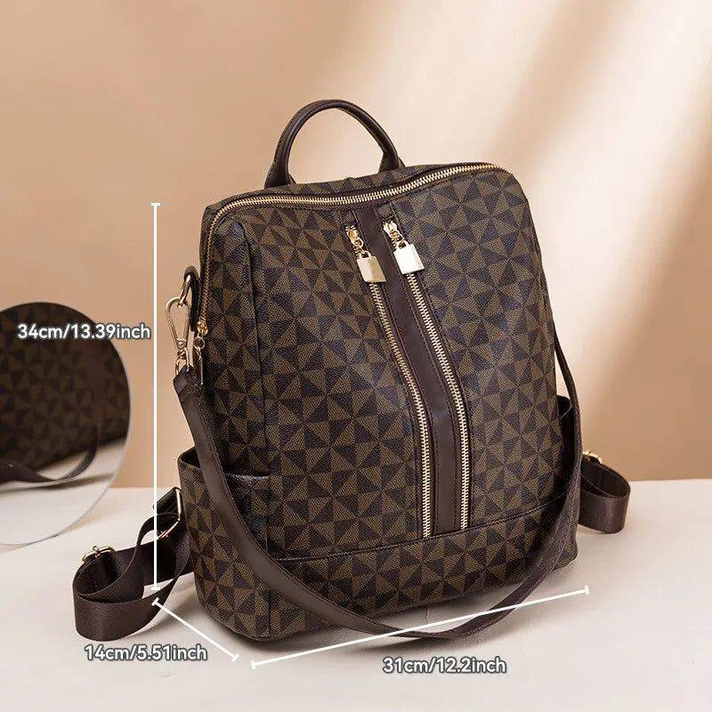 Alt text: Bolsa mochila feminina preta com detalhes geométricos em couro.