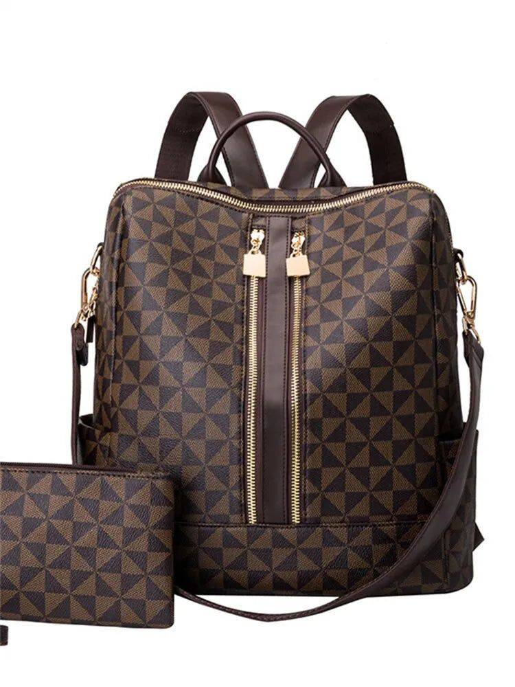 Alt text: Bolsa mochila feminina preta com detalhes geométricos em couro.