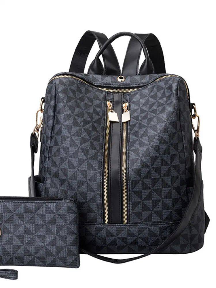 Alt text: Bolsa mochila feminina preta com detalhes geométricos em couro.