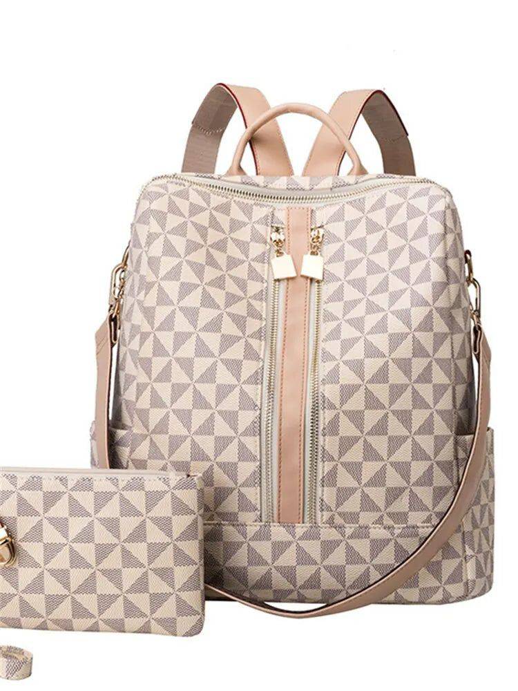 Alt text: Bolsa mochila feminina preta com detalhes geométricos em couro.
