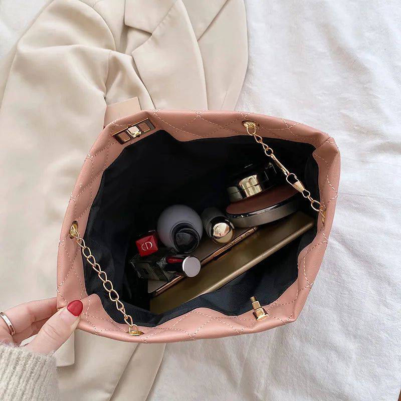 Alt text: Bolsa Tote De Couro Feminina em tom neutro.