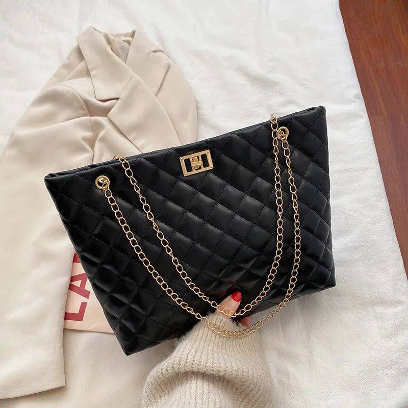 Alt text: Bolsa Tote De Couro Feminina em tom neutro elegante.