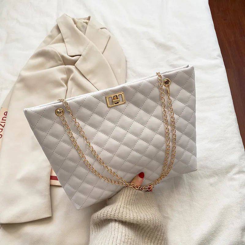 Alt text: Bolsa Tote De Couro Feminina em tom neutro elegante.