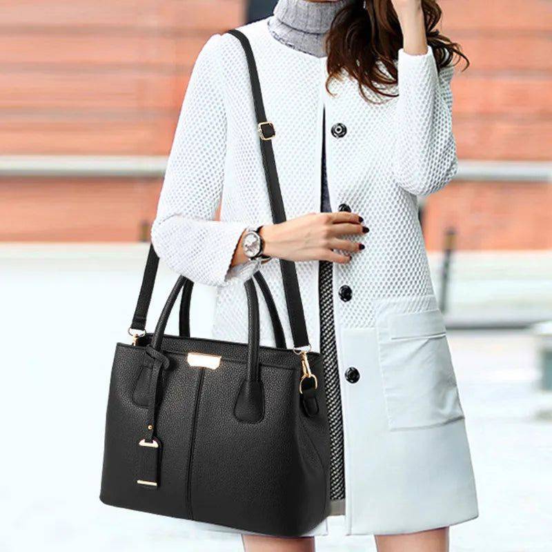 Alt text: Bolsa Tote de Couro Feminina Eliza em tom neutro.