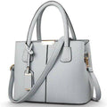 Alt text: Bolsa Tote de Couro Feminina Eliza em tom neutro.