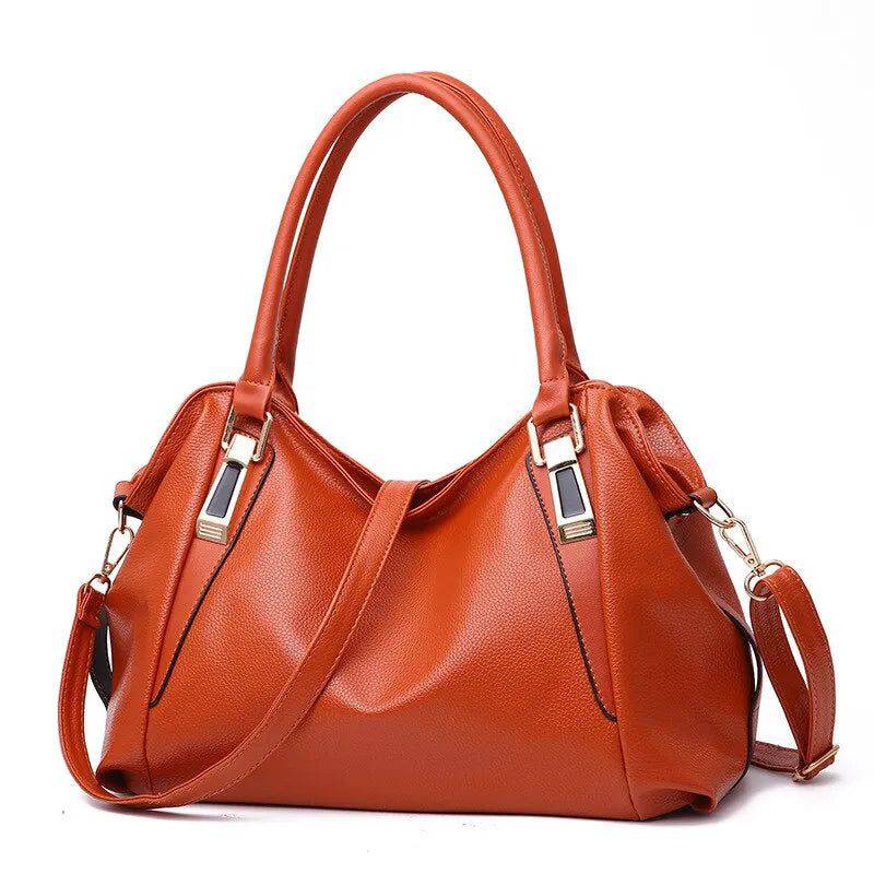 Alt text: Bolsa tiracolo estruturada de couro marrom claro elegante.