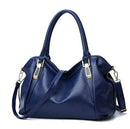 Bolsa hobo azul-marinho de couro sintético com alças de mão e detalhes metálicos