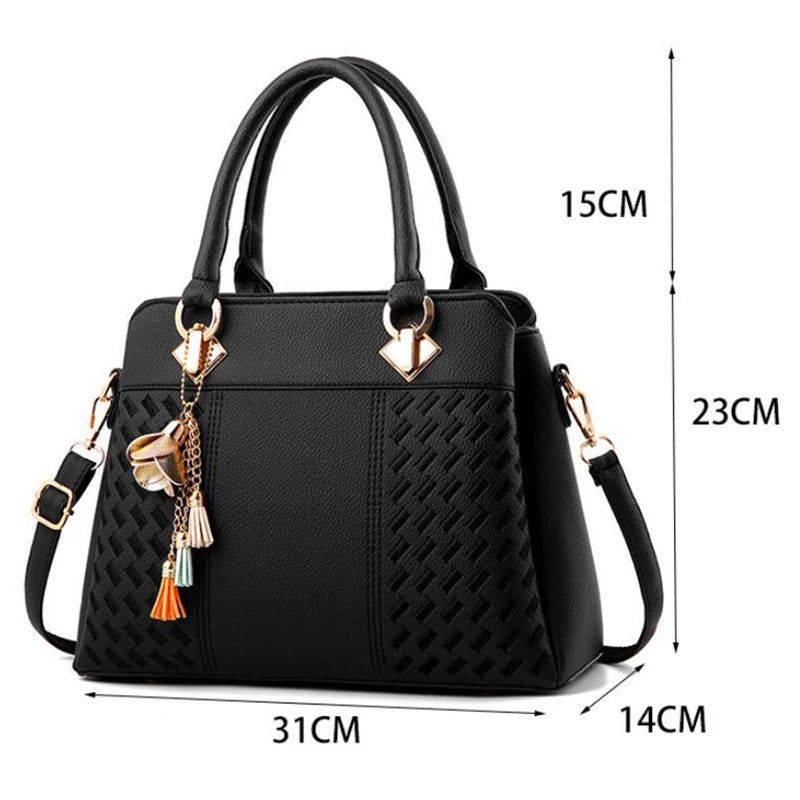 "Bolsa feminina de couro preto com alças transversal removível"