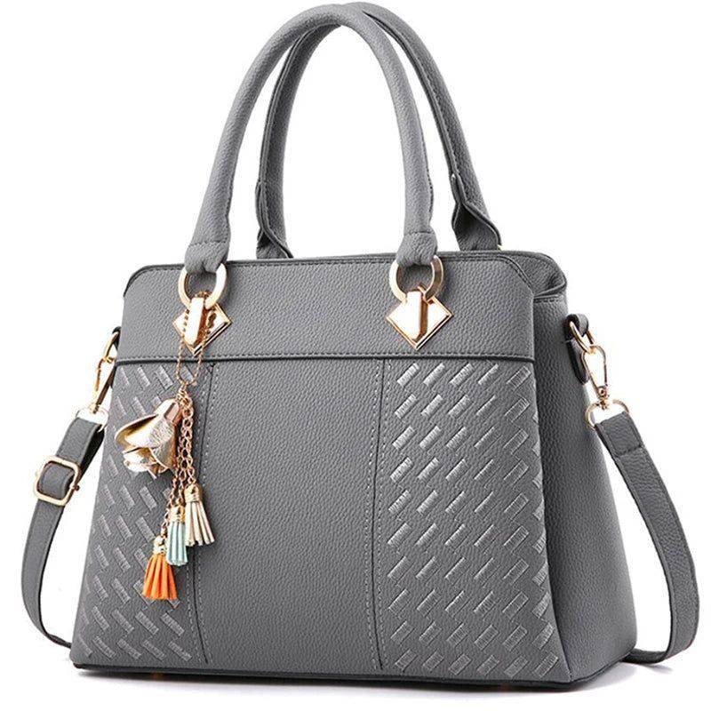 "Bolsa feminina de couro preto com alças transversal removível."