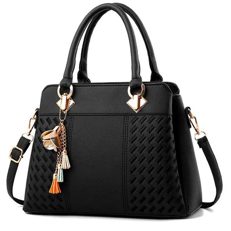 Bolsa feminina de couro preto com alça transversal removível.