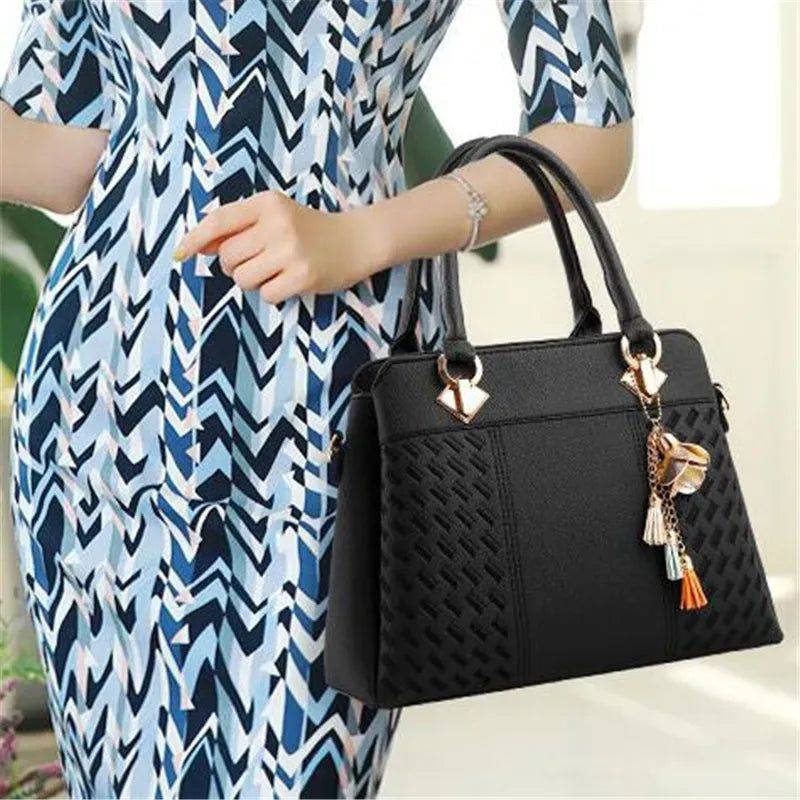 "Bolsa feminina de couro marrom com alças transversal removível"
