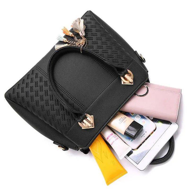 Bolsa feminina de couro preta com alça transversal removível.