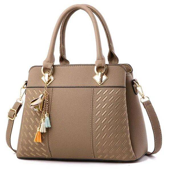 Bolsa feminina de couro preto com alça transversal removível.