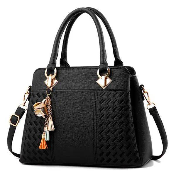 Bolsa feminina de couro preta com alça transversal removível.