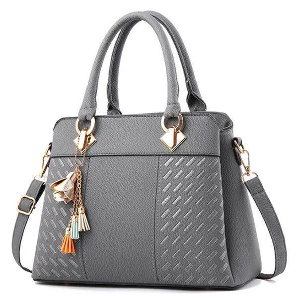 "Bolsa feminina de couro marrom com alças transversal removível"