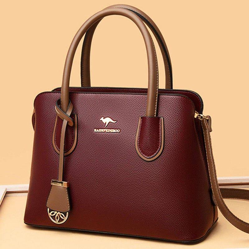 Bolsa feminina de couro marrom com alça de mão elegante.