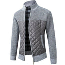 Cardigan masculino cinza com painel acolchoado e mangas de tricô