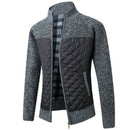 Cardigan masculino com painel acolchoado frontal cinza e tricô mesclado