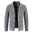 Cardigan masculino cinza em tricot com botões frontais, bolsos e forro xadrez