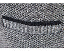 Detalhe de textura de cardigan de tricô cinza com acabamento em preto