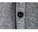 Botão preto em cardigan de tricô cinza, detalhe da textura do tecido