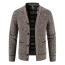Cardigan masculino cinza em tricot com fechamento por botões e forro xadrez