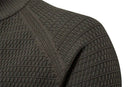 Detalhe do ombro e manga em tricô texturizado do cardigan masculino