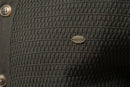 Detalhe de textura canelada em cardigan de tricot com logo metálico