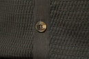 Botão dourado em cardigan de malha verde-oliva