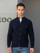 Homem vestindo cardigan azul-marinho com botões e jeans