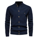 Cardigan de algodão azul-marinho com gola alta e fechamento em botões