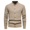 Cardigan masculino de algodão bege com textura matelassê e fechamento em botões