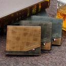 Conjunto de três carteiras masculinas MenBense de couro clássicas nas cores marrom claro, marrom escuro e cinza, com textura quadriculada, detalhe de faixa tricolor e a inscrição "MENBENSE STYLE CLASSIC", exibindo um estilo atemporal e distinto.