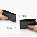 Carteira masculina preta de couro em duas posições: vazia e cheia, mostrando capacidade compacta