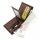 Carteira slim masculina de couro marrom aberta com slots para cartões, janela para documento e moedas.