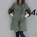Casaco puffer feminino verde militar com capuz, zíper frontal e punhos pretos