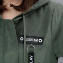 Jaqueta feminina verde com detalhe de fita utilitária e logo na altura do peito