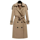 Trench coat bege longo com cinto e botões duplos