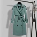 Trench coat feminino longo com dupla fileira de botões e cinto ajustável em tom verde-água