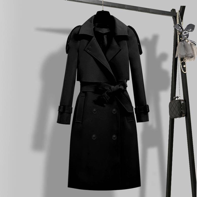 Alt text: "Sobretudo feminino longo em tom neutro, elegante e confortável."