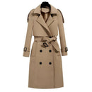 Sobretudo trench coat feminino bege com duplo botões e cinto ajustável.