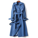 Trench coat feminino azul com cinto, gola larga e comprimento midi