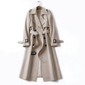 Alt text: Sobretudo feminino longo em tom de bege, elegante e sofisticado.