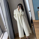 Sobretudo longo feminino de lã em tom off-white, corte solto