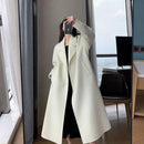 Sobretudo longo feminino off-white com lapelas em lã batida