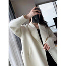 Mulher usando sobretudo longo de lã batida off-white com corte oversized